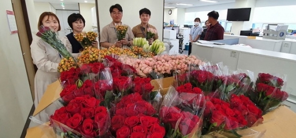 지난 8일 익산 농업기술실용화재단이 직원들을 대상으로 화훼농가돕기 꽃사주기 운동을 전개했다.