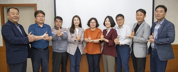 지난 7일 익산시 5급 승진 리더과정에 참여하고 있는 교육생 9명이 자신들에게 지급된 코로나19 재난기본소득을 기부하며 어려운 이웃들과 늘상 함께 할 것을 다짐하고 있다.