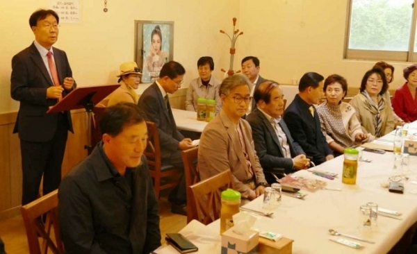 지난 9일 열린 전북예총 진흥위원회 발족식. 소재호 전북예총 회장과 윤석정 진흥위원장을 비롯해 위원 20여명이 참석했다.