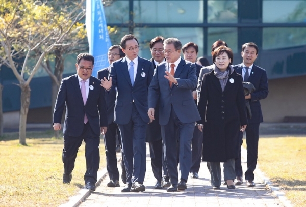 지난 2018년 10월 30일에 열린 새만금 재생에너지 비전선포식에 참석한 문재인 대통령.