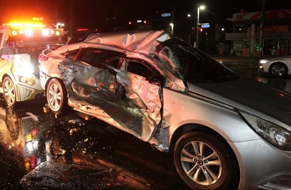 지난 9일 익산시 신동의 한 주유소 인근 교차로에서 유턴을 하던 쏘나타 승용차와 마주 오던 25톤 화물차량이 충돌했다. 사진제공= 익산소방서.