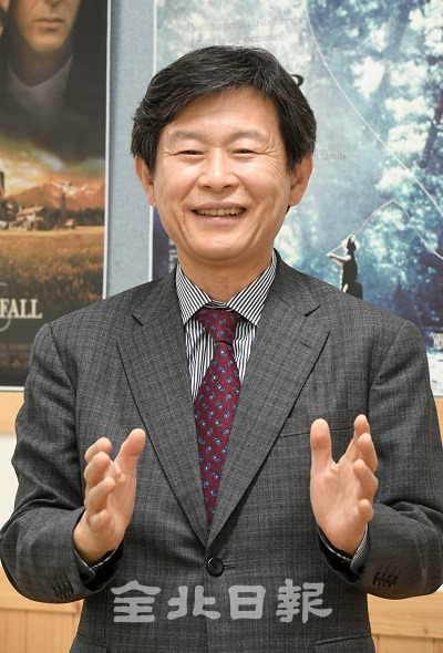 한국영상영화치료학회 이승수 회장이 영화 한편이 단순한 오락 수단에 그치치 않고 지쳐있는 현대인들의 마음에 위로와 치유가 될 수 있도록 폭넓은 활동으로 다가가겠다는 포부를 밝히고 있다. 오세림 기자