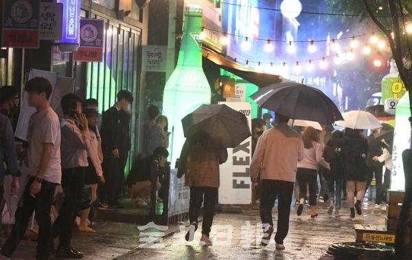 지난 8일 전주 서부신시가지의 감성주점 밀집거리에는 비가 오는 궂은 날씨에도 많은 시민들이 찾아 코로나19 예방 방역수칙을 무색케하고 있다. 오세림 기자