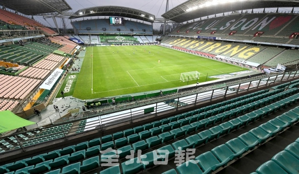 코로나19로 인해 두달여간 멈췄던 2020 하나원큐 K리그1 프로축구 경기가 지난 8일 전북현대와 수원삼성 간의 경기로 전주월드컵경기장에서 무관중으로 개막경기를 치르고 있다. 오세림 기자