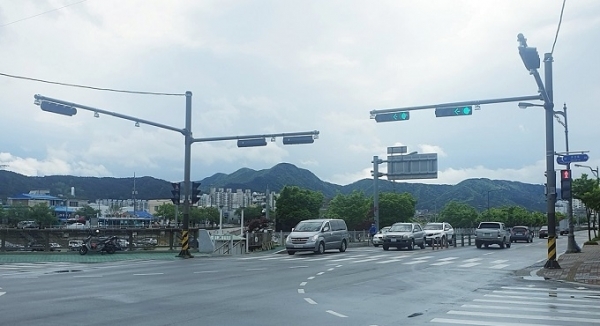 정읍시가 교통안전 향상과 쾌적한 도시미관을 제공하기 위해 정주교 노후 교통 신호등을 교체했다.