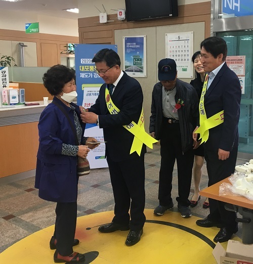 정읍 신태인농협이 어버이날을 맞아 원로조합원에게 카네이션을 달아드리고 어버이 은혜 감사인사를 전하는 사랑 나눔 행사를 가졌다.