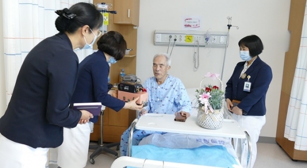 지난 8일 원광대병원 간호사회가 어버이 날을 맞아 입원중인 어르신 병실을 방문해 소정의 선물을 전달하고 있다.