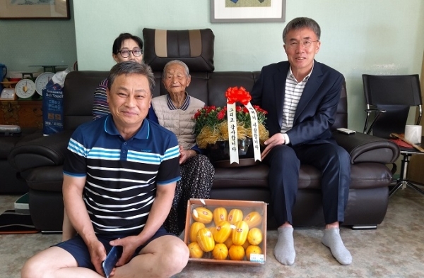 지난 8일 완주군 동상면이 어버이날을 맞아 백성례 어르신 댁을 방문해 화환을 전달하며 무병장수를 기원했다.