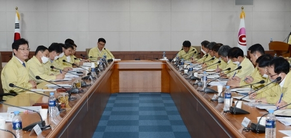 11일 열린 남원시 확대간부회의에서 이환주 시장이 생활 속 거리 두기 실천 지침 준수를 강조하며 방역체계 강화를 당부했다.