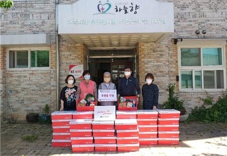 11일 하늘향노인복지센터가 노인맞춤 돌봄 서비스 대상 어르신 45가정에 ‘야크 효(孝) 박스’를 전달했다.