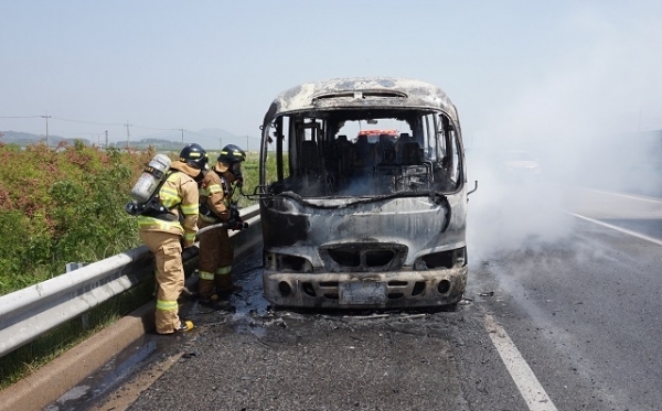 11일 정읍시 입암면 호남고속도로 하행선 117.8km 지점에서 교회 버스에서 불이나 소방관들이 진압에 나서고 있다.