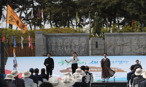 11일 오후 정읍시 덕천면 황토현 전적지에서 열린 제126주년 동학농민혁명 국가기념일 기념식에서 참석자들이 드라마 '녹두꽃'의 OST인 '새야 새야 파랑새야' 기념공연을 보고 있다. 조현욱 기자