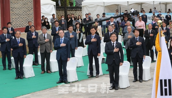 제126주년 동학농민혁명 국가기념일 기념식이 정읍시 동학농민혁명 기념관에서 열린 11일 박양우 문화체육관광부 장관을 비롯한 송하진 도지사, 참석자들이 국민의례를 하고 있다. 조현욱 기자