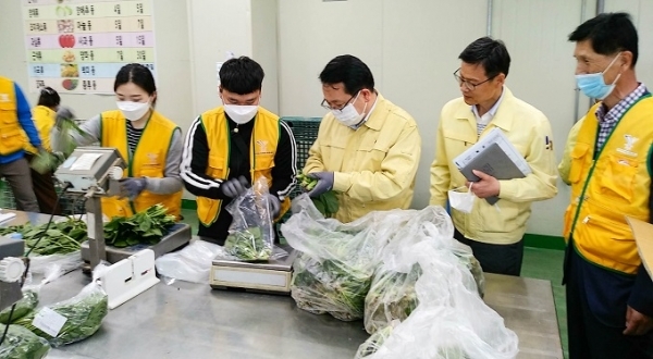 지난 11일 정헌율 익산시장이 학교급식지원센터를 방문해 친환경농산물 꾸러미 공급 상황을 점검하는 등 현장 행정을 펼쳤다.