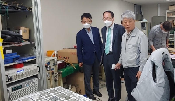 12일 우범기 전북도 정무부지사가 새만금산단에 투자 예정인 미래형 전기차 부품업체를 방문했다.