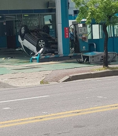 12일 70대 남성이 몰던 승용차가 주유소로 돌진해 차량이 전복됐다. 사진= 독자 제공.