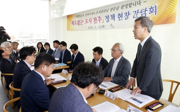 12일 전주 기와한정식에서 열린 '해고 없는 도시 전주' 정책 현장 간담회에서 김승수 전주시장이 발언을 하고 있다. 사진제공= 전주시
