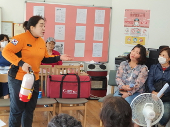 13일 김제소방서가 원평노인복지센터 요양보호사 20명을 대상으로 맞춤형 소방안전교육을 실시했다