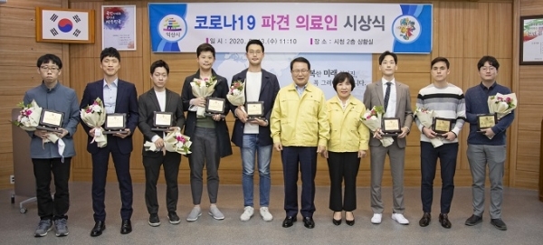 13일 정헌율 익산시장이 익산시 공중보건의사 유현호 씨 등 10명에게 감염병 예방활동 적극 동참 공로를 인정해 표창장을 수여했다.