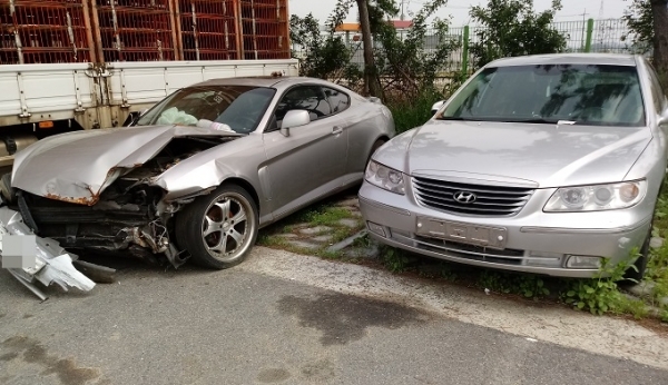 군산공설운동장 인근 공용주차장에 방치되어 있는 차량들.