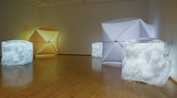 노주련(1977~ ), The printed cube on light balloon, 가변설치, 2019.