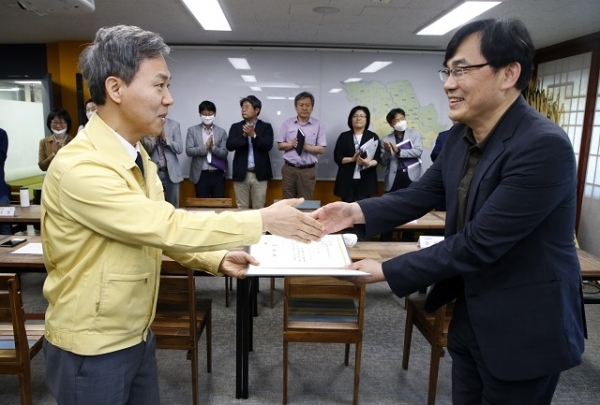 13일 김승수 전주시장이 조준배 지역재생총괄계획가에게 위촉장을 전달하고 있다.