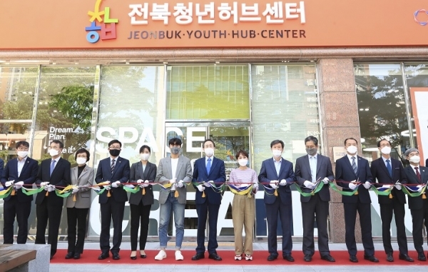 전북도는 청년들의 다양한 목소리를 담아내고 사회참여 확대를 지원하기 위한 '전북청년허브센터'를 전북창조경제혁신센터 1층에 마련해 13일 개소식을 열고 송하진 도지사와 임세은 청와대 청년소통정책관 및 지역청년 등 참석자들이 테이프 커팅을 하고 있다. 사진제공=전북도
