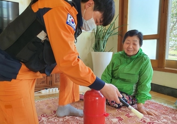 김제소방서가 화재 취약계층인 노약자 인명피해를 예방하기 위해 오는 31일까지 경로당에 소화기와 단독경보형 감지기를 설치를 실시한다.