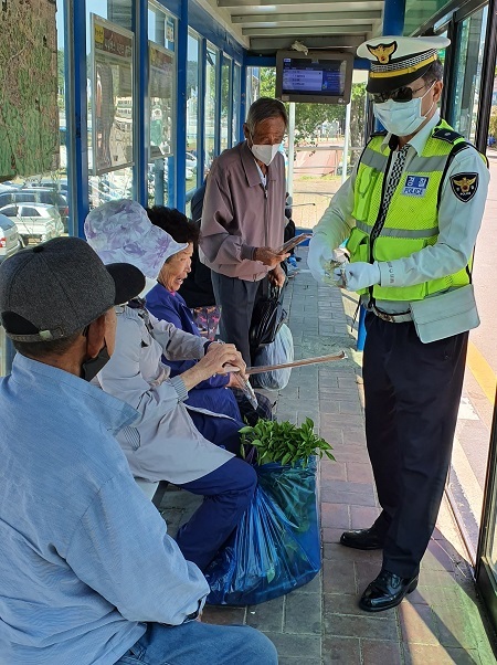 지난 13일 정읍경찰서가 대중교통 이용자들을 대상으로 보행자 교통사고 예방 활동을 펼쳤다.