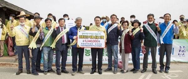 14일 익산시 희망농정위원회 등 농업 관련 관계자 100여명이 탑천에서에서 하천 정화 봉사활동 및 익산시에 코로나19 위기극복 성금 534만원을 기탁했다.