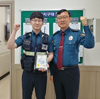 남원경찰서 강태호 서장(오른쪽)이 중요 범인을 검거한 도통지구대 윤명훈 순경에게 표창을 수여했다. 사진제공= 남원경찰서.