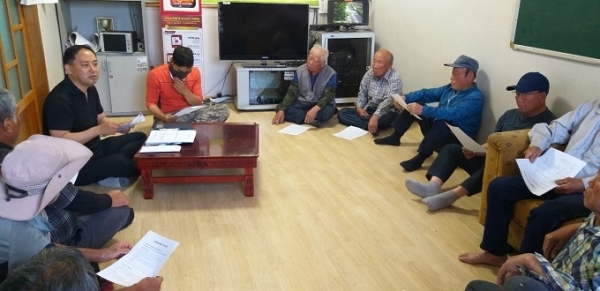 진안군 성수면이 지난 11일부터 마을을 찾아다니며 정부 긴급 재난지원금 신청서를 받고 있다.