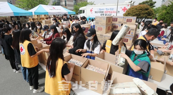 14일 대한적십자사 전북지사에서 RCY단원들과 관계자들이 코로나19 확진자와 자가격리자에게 전달할 긴급구호품을 제작하고 있다. 조현욱 기자