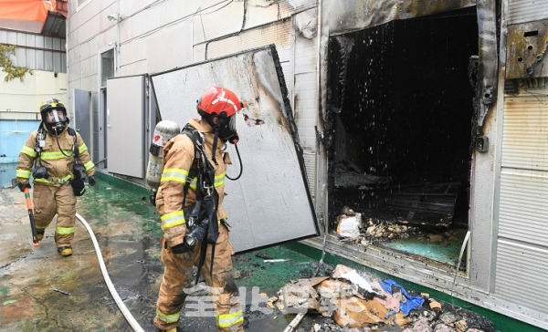 14일 전주시 인후3동의 한 식자재 냉동창고에서 화재가 발생해 소방관들이 화재현장을 살펴보고 있다. 오세림 기자