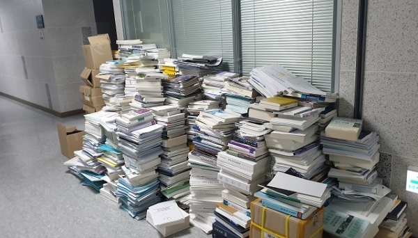 낙선한 한 의원실 앞. 사무실에서 내놓은 책과 짐들이 쌓여있다.