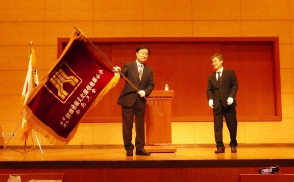 지난 15일 한국소리문화의전당 국제회의장에서 소재호 전북예총 회장이 예총기를 흔들고 있다.