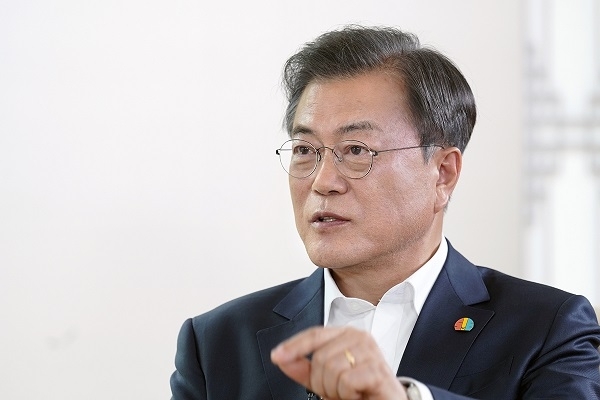 17일 청와대 상춘재에서 광주MBC 5·18 40주년 특별 프로그램에 출연한 문재인 대통령. 사진제공= 청와대.