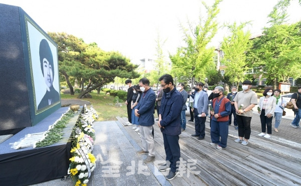 제40주년 5.18 민주화운동 전북 기념식 및 이세종 열사 추모식이 17일 전북대 이세종 열사 광장에서 열려 5.18 도내 첫 희생자로 당시 전북대 학생이었던 고 이세종 열사를 잊지 않고 진상규명을 원하는 많은 추모객들이 헌화 분향하고 있다. 오세림 기자