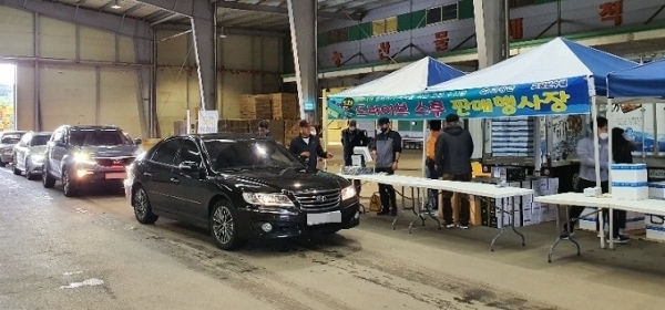 지난 15일 고창군농산물유통센터에서 실시한 '드라이브 스루' 판매 행사.