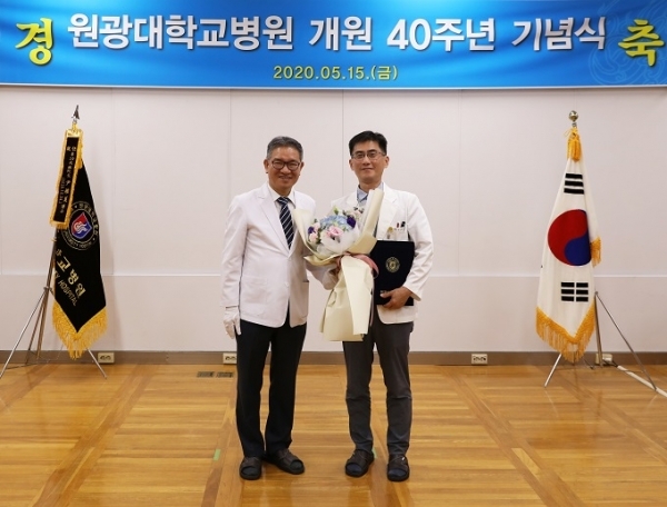 원광대병원 개원 40주년 행사에서 재활의학과 주민철 교수가 수상 후 기념 촬영을 하고 있다.