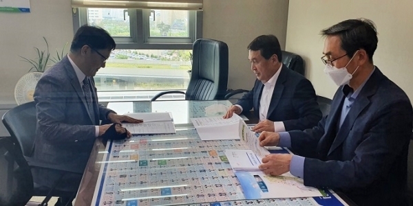 18일 박성일 완주군수가 정부세종청사 기재부와 국토부를 방문, 완주군 봉동읍 고천리 일원의 165만㎡ 부지에 내년부터 향후 5년 동안 연차적으로 3000억 원가량을 투자하는 ‘수소특화 국가산단’ 조성을 추진해 줄 것을 건의했다.