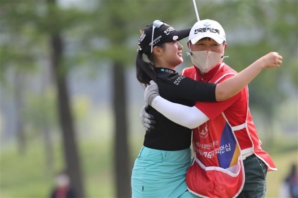 박현경 선수와 포옹하는 아버지 박세수 씨. 연합뉴스