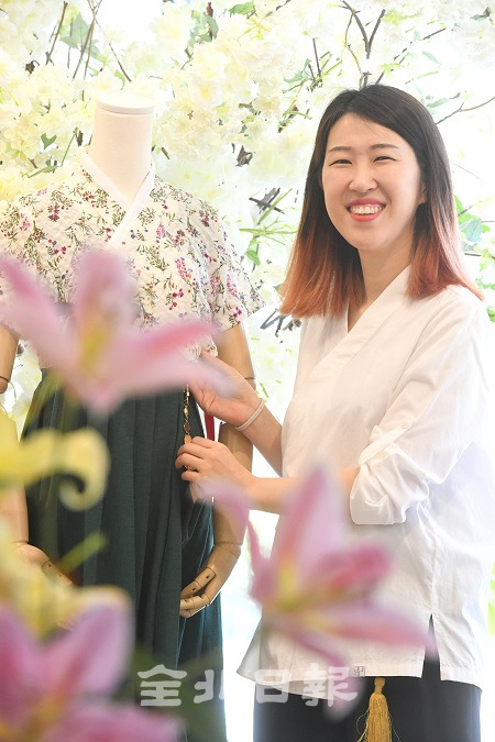 한복의 대중화와 세계화를 위해 한복을 모티브로 현대적 디자인을 선보이는 한복 디자이너이자 사업가인 손짱(주) 황이슬 대표가 세계가 한복을 입는 날을 꿈꾸고 있다며 포부를 밝히고 있다. 오세림 기자