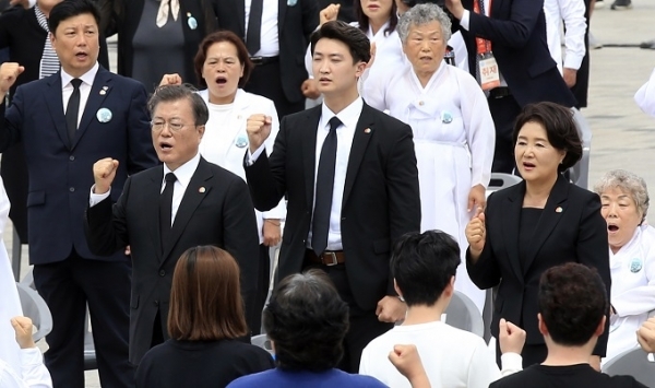 문재인 대통령과 부인 김정숙 여사가 18일 오전 광주광역시 동구 옛 전남도청 앞에서 열린 제40주년 5·18 민주화운동 기념식에 참석해 님을 위한 행진곡을 제창하고 있다. 연합뉴스