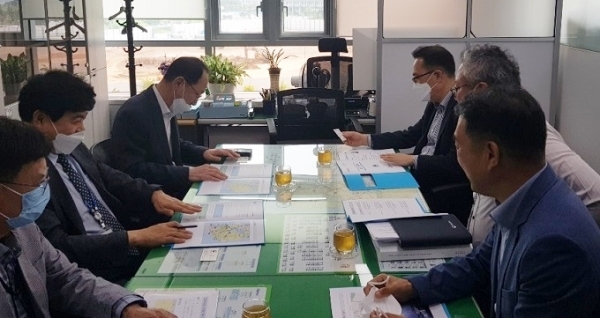 18일 우범기 전북도 정무부지사가 국토부를 방문해 김선태 철도국장과 면담을 나누고 있다.