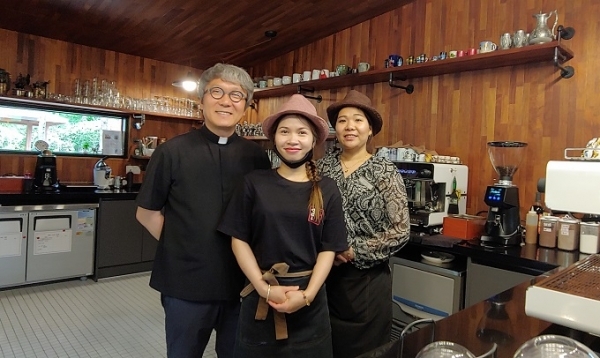 김봉술 신부와 직원들.