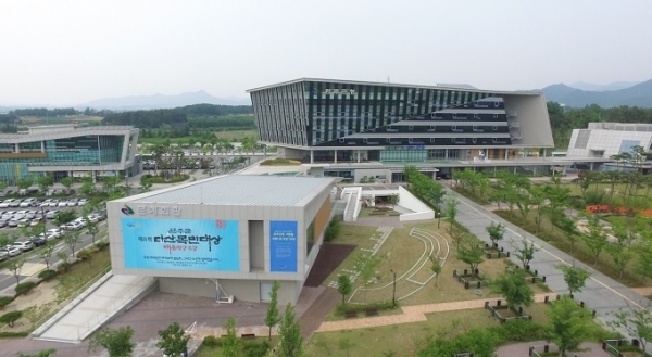 완주군청사 전경.