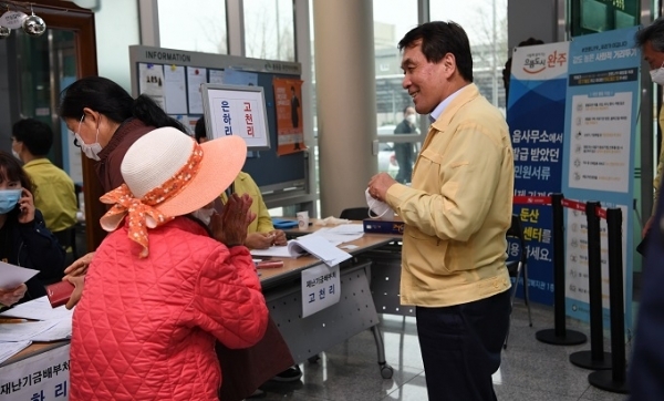 박성일 완주군수가 1차 긴급재난지원금 지급 현장을 찾아 주민과 대화를 나누고 있다.