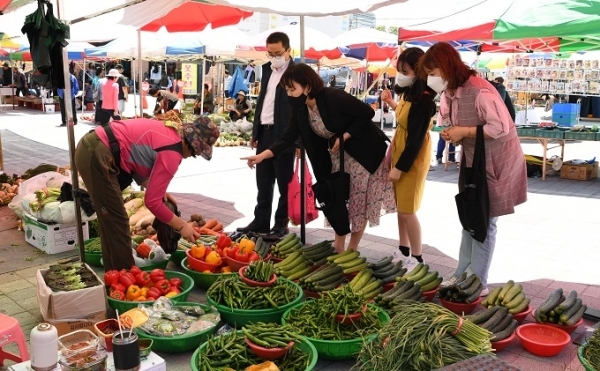 완주군이 코로나19로 인해 침체된 골목상권 활성화를 위해 삼례시장을 찾아 장보기 행사를 펼치고 있다.