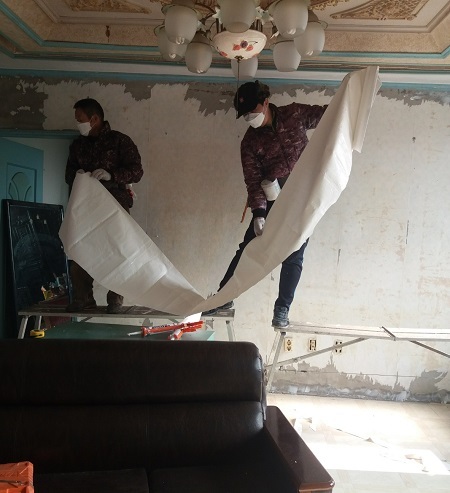 익산시청 주택문화창의센터가 익산지역자활센터 및 원광지역자활센터 등과 함께 주거취약계층 60가구를 대상으로 도배·장판 무료 공사를 실시했다.